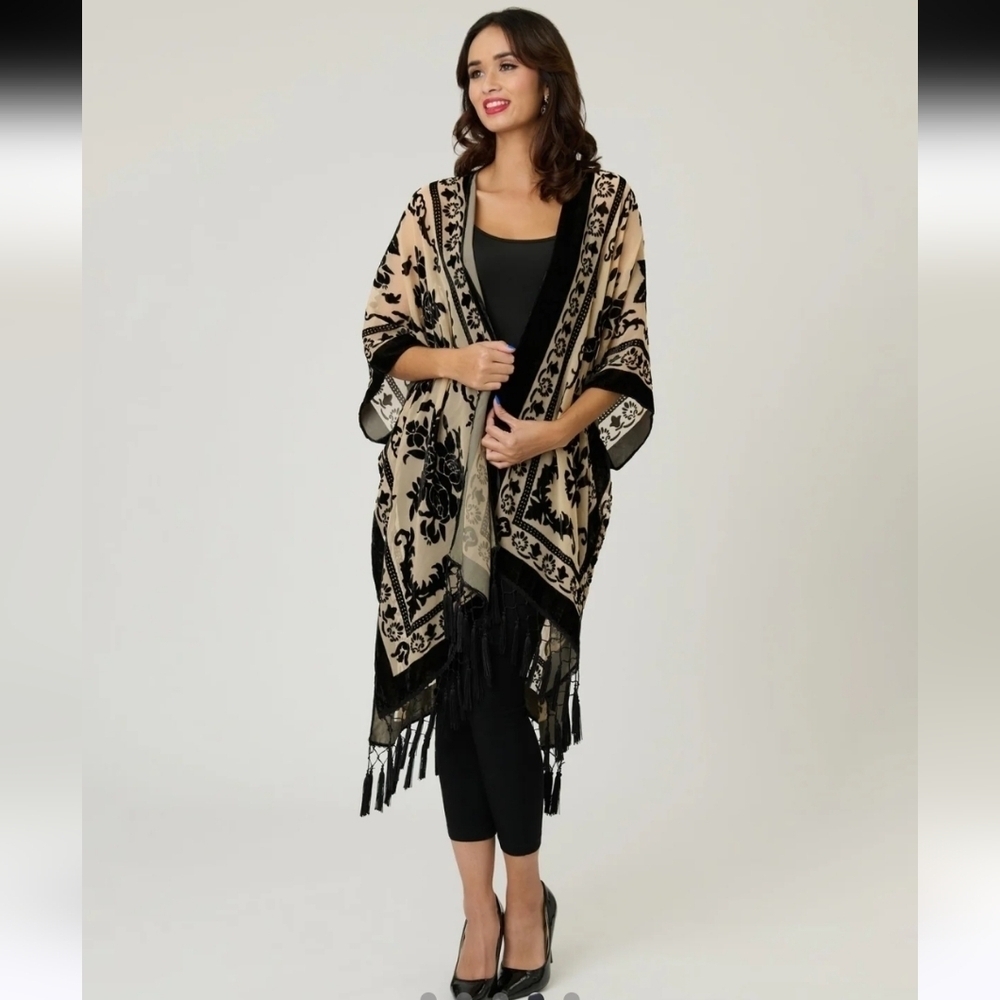EUC BOUTIQUE IVORY & BLACK VELVET TAPESTRY TASSEL KIMONO SZ OS - Picture 2 of 15